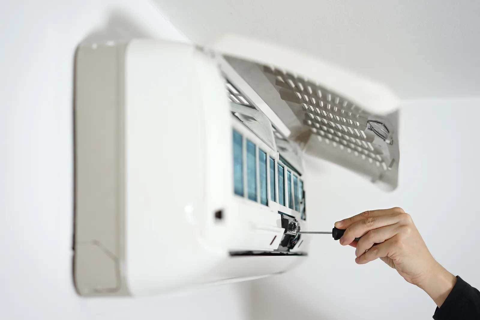 fixing,and,maintaining,air,conditioning,system