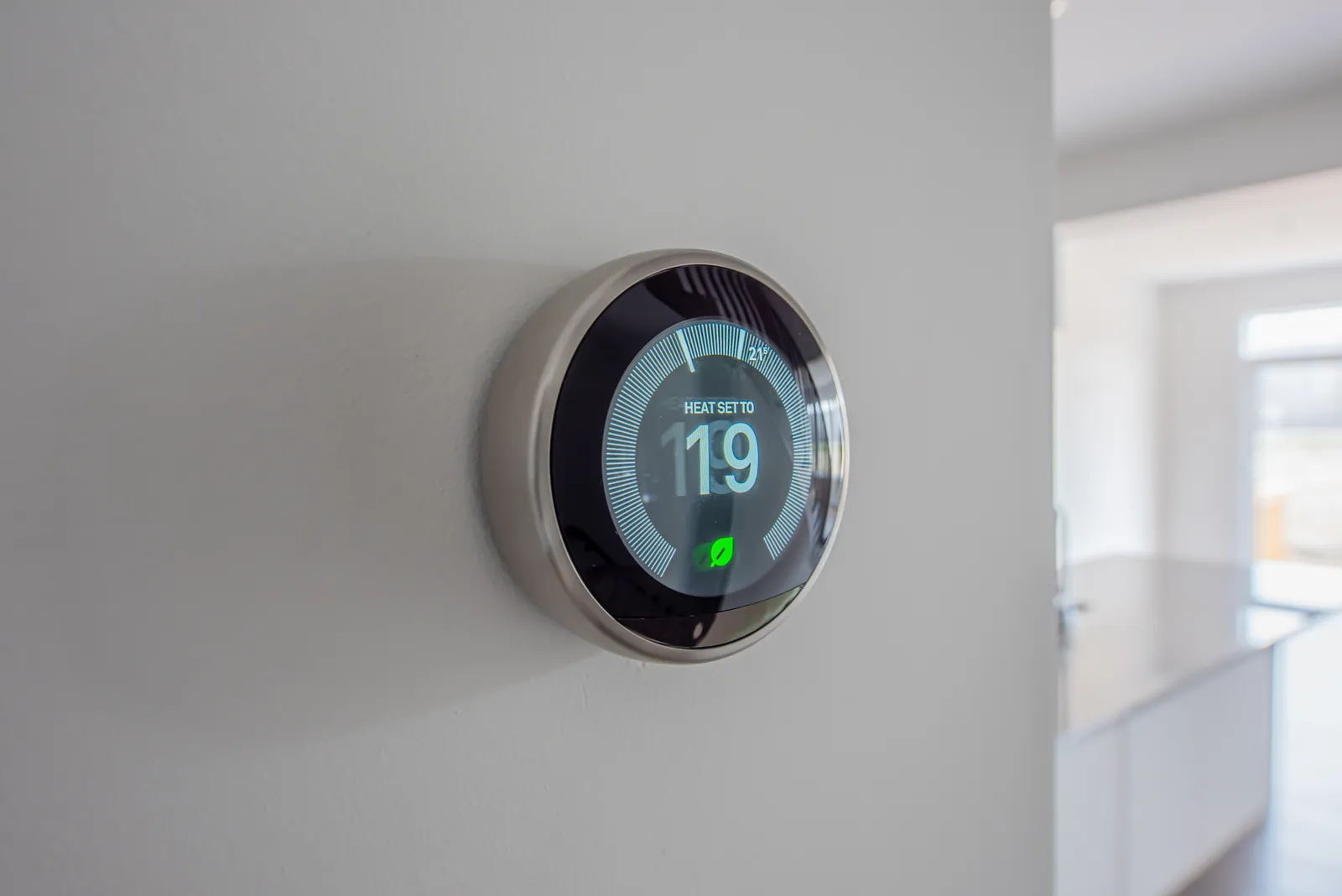 a,simplistic,photo,of,a,round,,modern,,programmable,digital,thermostat,